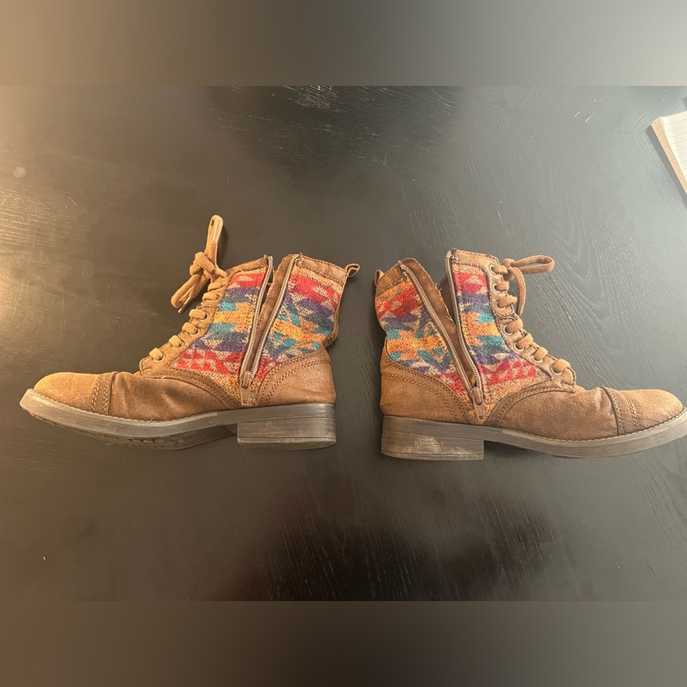 BOOTS! it’s time for boots, multi colors brown boot, size 8, gently used!